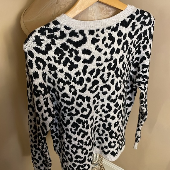 Sincerely Jules Cheetah Print Stretchy Soft Long-sleeve Sweater Size Small - Picture 11 of 12